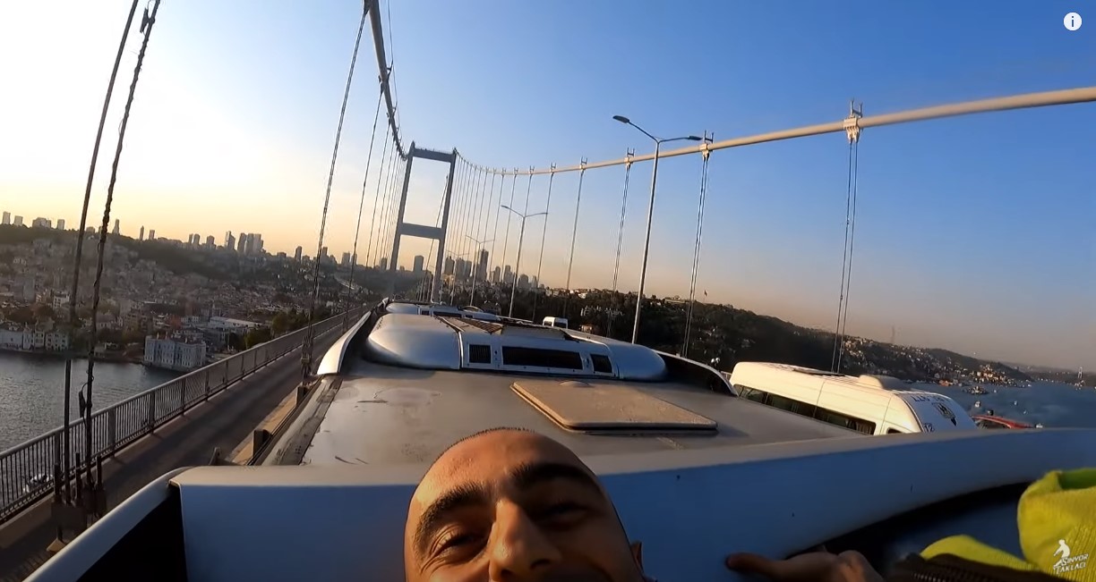 Metrobüsün tepesine çıkıp video çekmişti, o şahıs adliyeye sevk edildi.