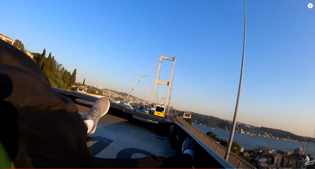 Metrobüsün tepesine çıkıp video çekmişti, o şahıs adliyeye sevk edildi.