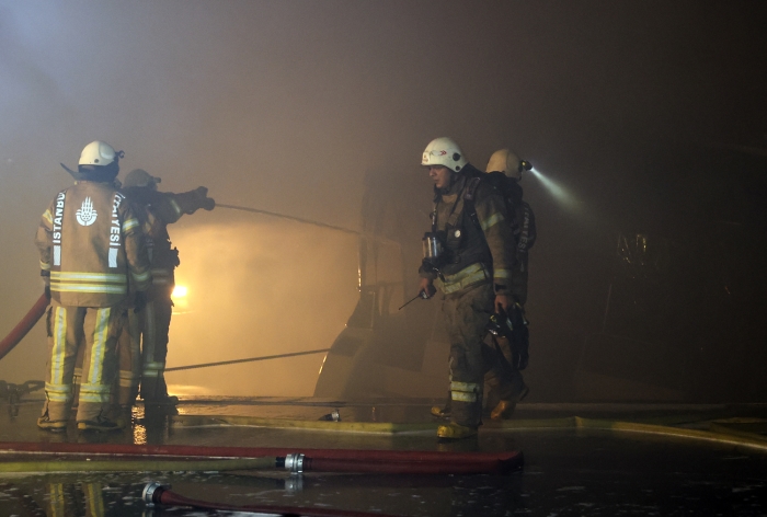İstanbul Bebek'te, alevlere teslim olan tekne, denizin derinliklerine battı