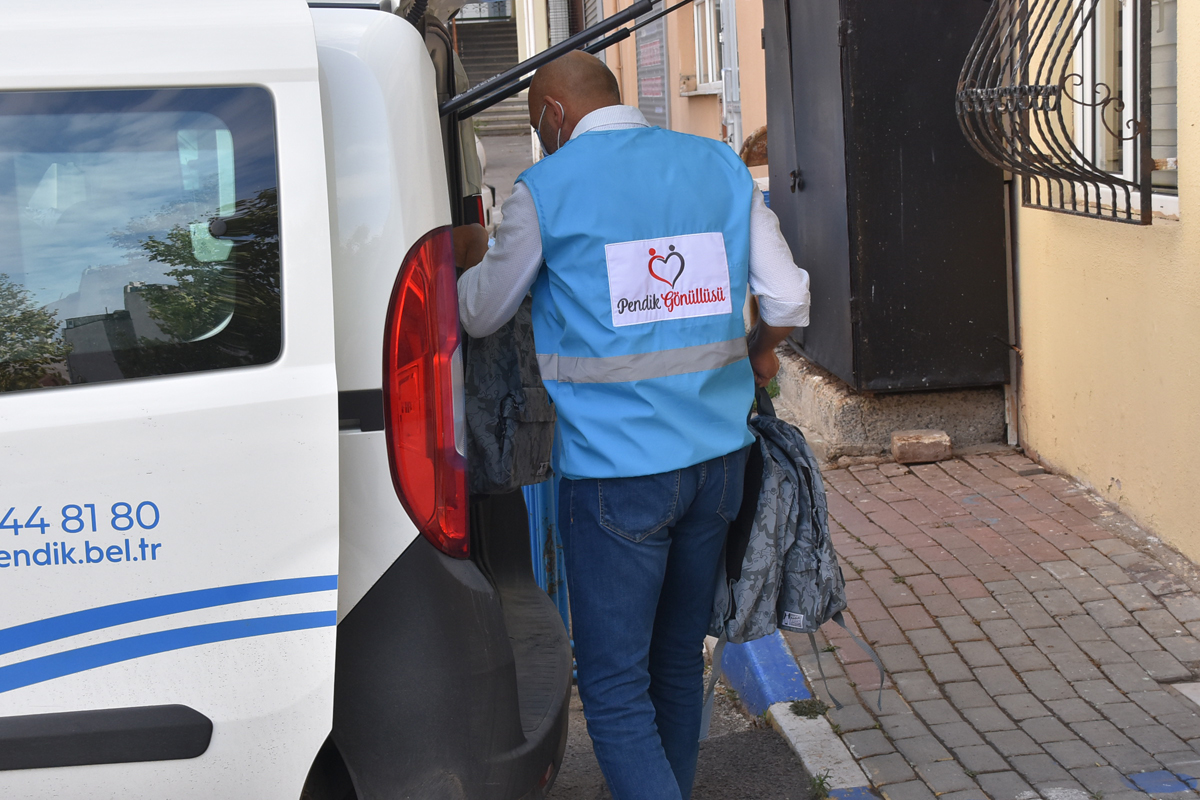 Pendik Belediyesinden ihtiyaç sahibi ailelerin çocuklarına okul desteği!