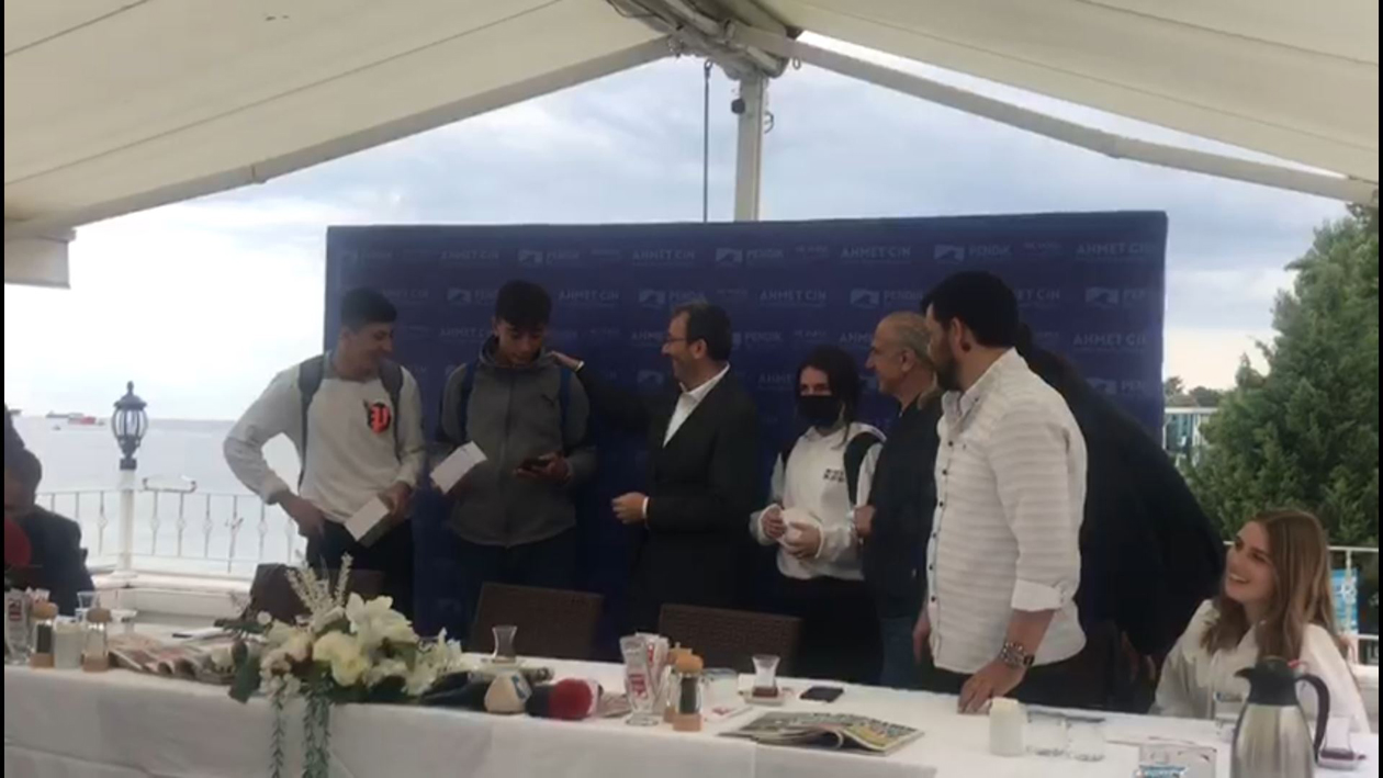 Öğrencilerden Pendik Belediye Başkanı Ahmet Cin'i güldüren espri!