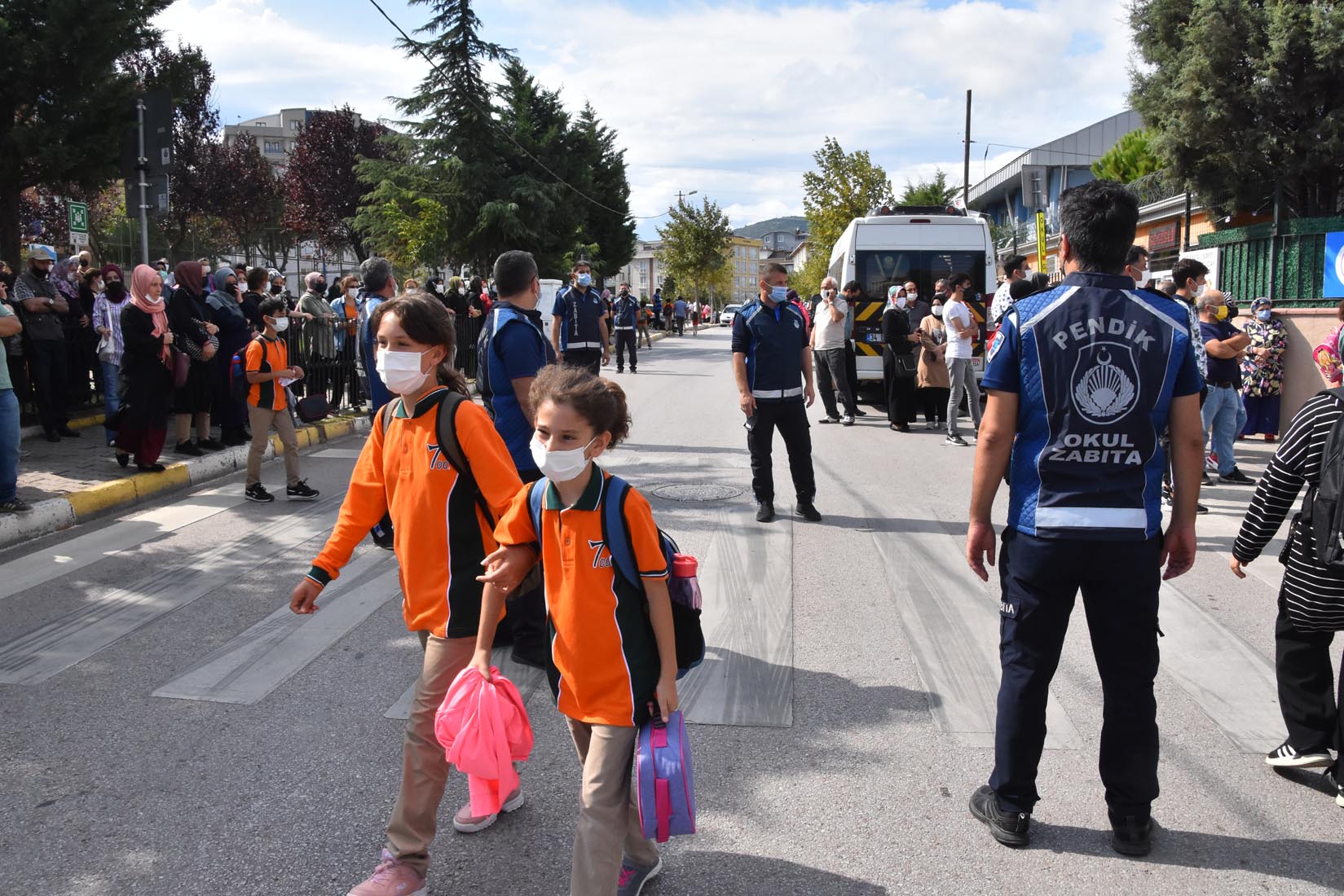 Pendik'te Okul Zabıta Ekipleri öğrencilerin güvenliği için görev başında