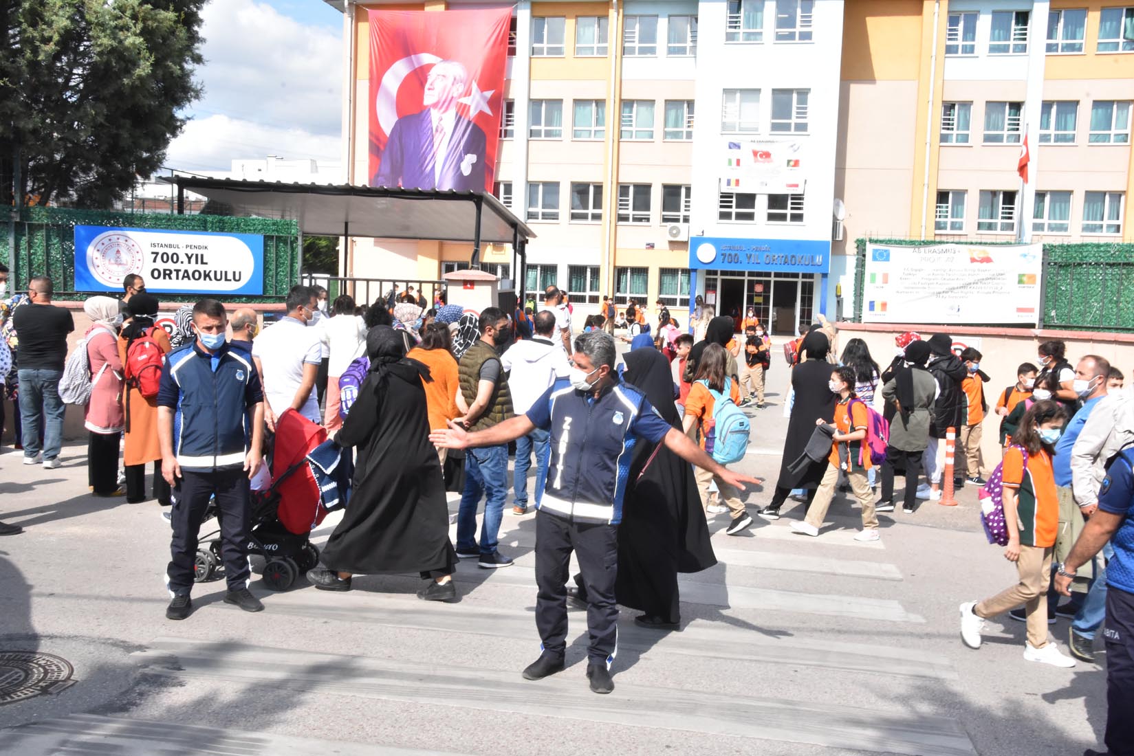 Pendik'te Okul Zabıta Ekipleri öğrencilerin güvenliği için görev başında