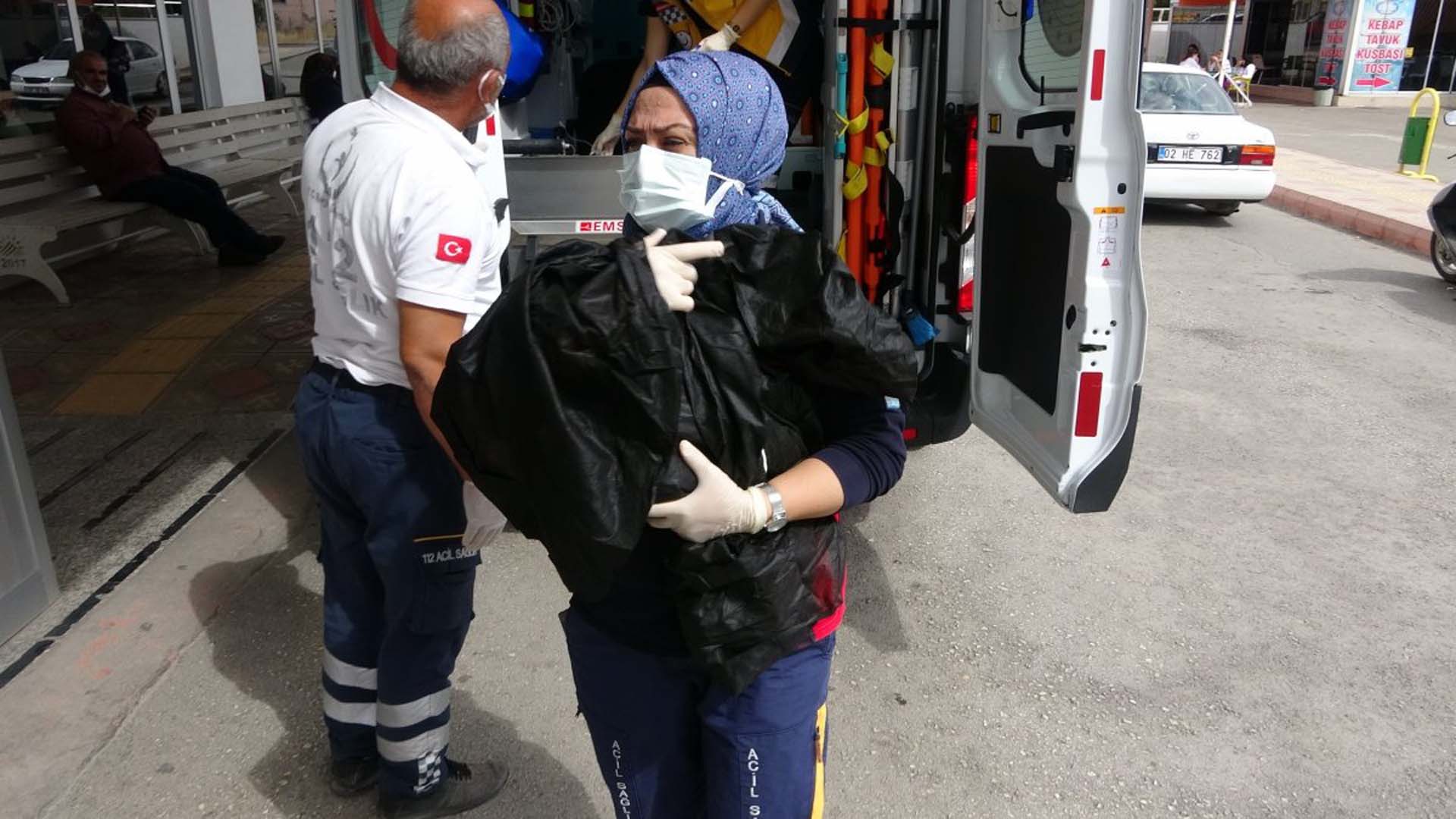 Adıyaman'da vicdanları sızlatan olay! Yeni doğmuş bebeği canlı canlı gömdüler! Bebeği bulan öğrenciler gözyaşlarını tutamadı