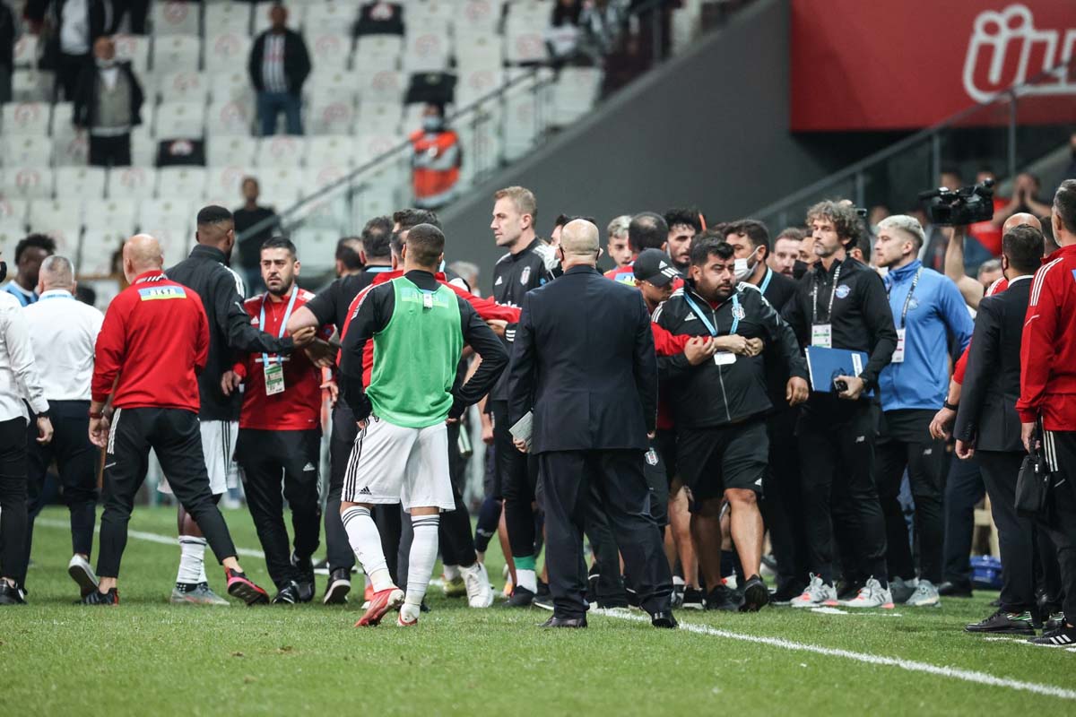 Beşiktaş - Adana Demirspor arasındaki olaylı maçla ilgili cezalar belli oldu! İki kulübe de ceza yağdı!
