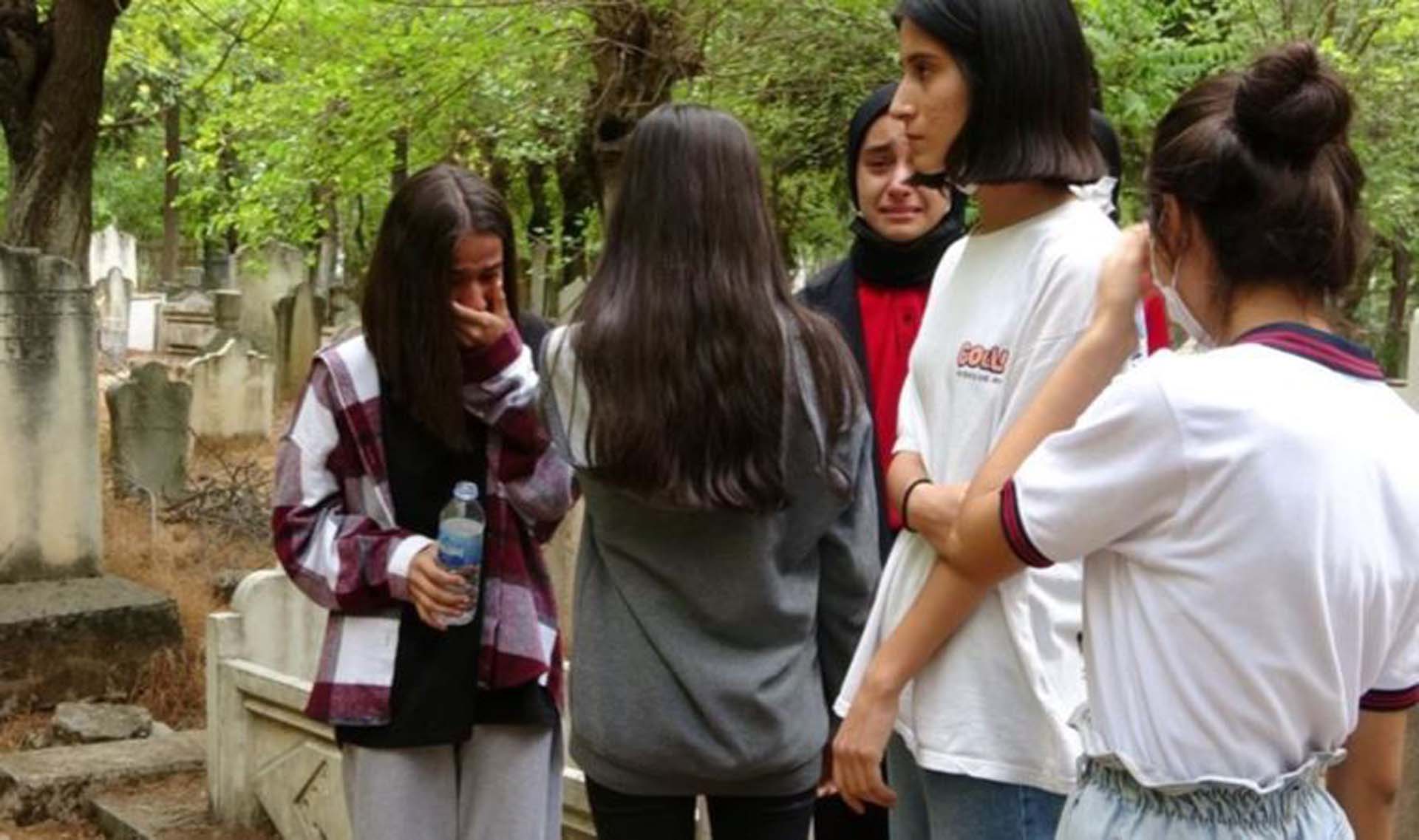 Adıyaman'da vicdanları sızlatan olay! Yeni doğmuş bebeği canlı canlı gömdüler! Bebeği bulan öğrenciler gözyaşlarını tutamadı