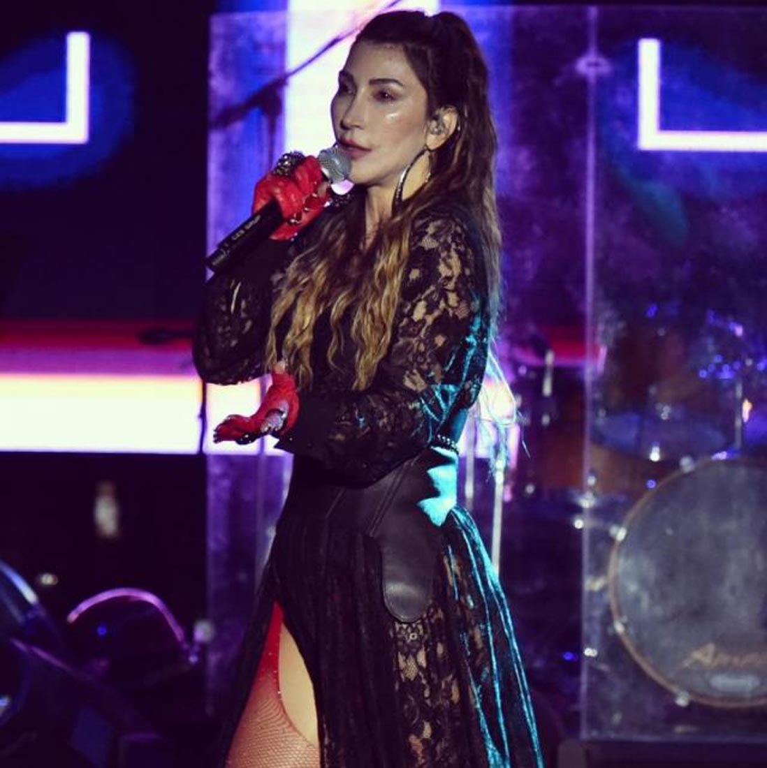 Hande Yener yine çok cesur! Jartiyerli kostümüyle sahne aldı