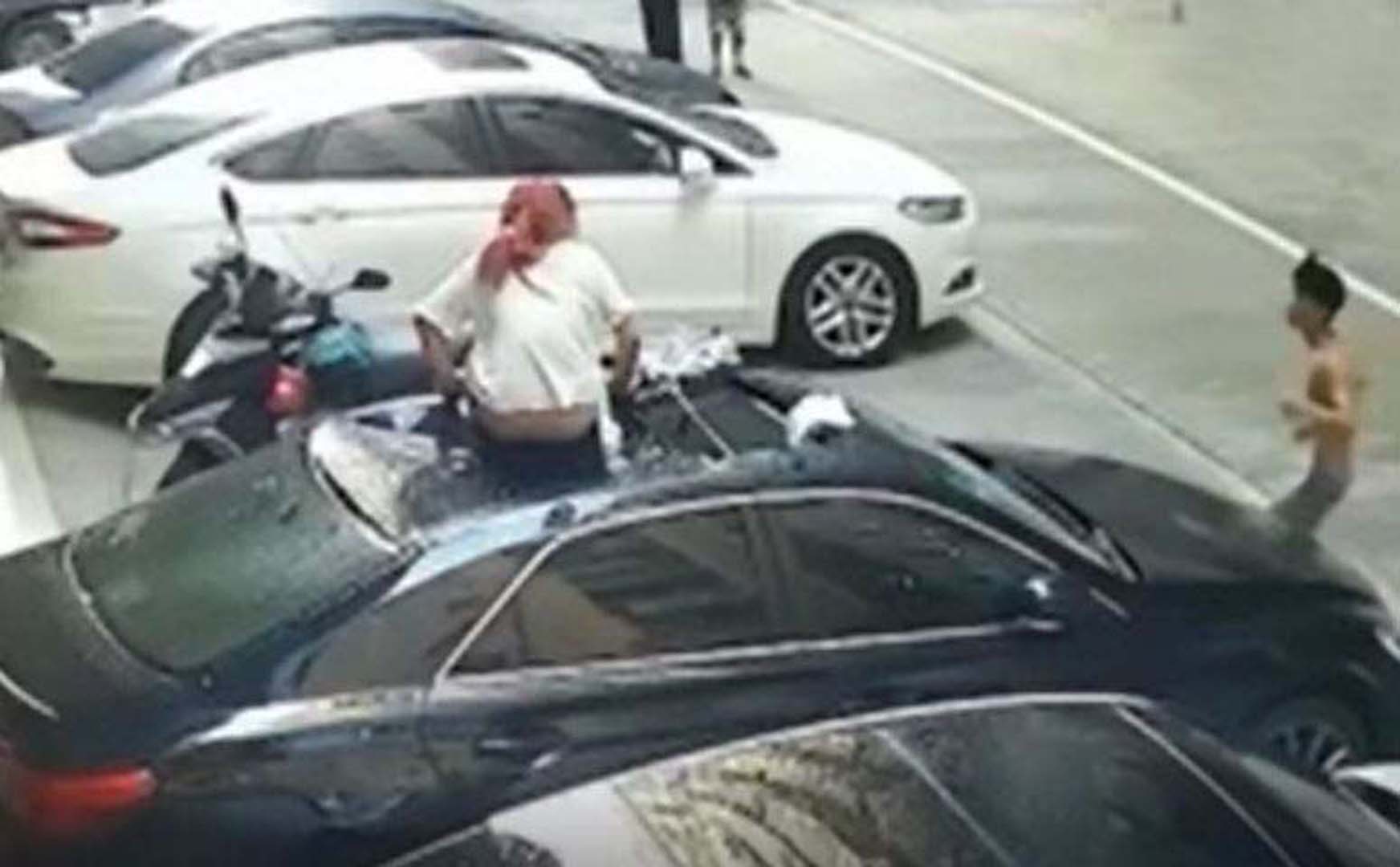 Cinsel ilişki sırasında dengesini kaybeden kadın balkondan aşağı düştü!