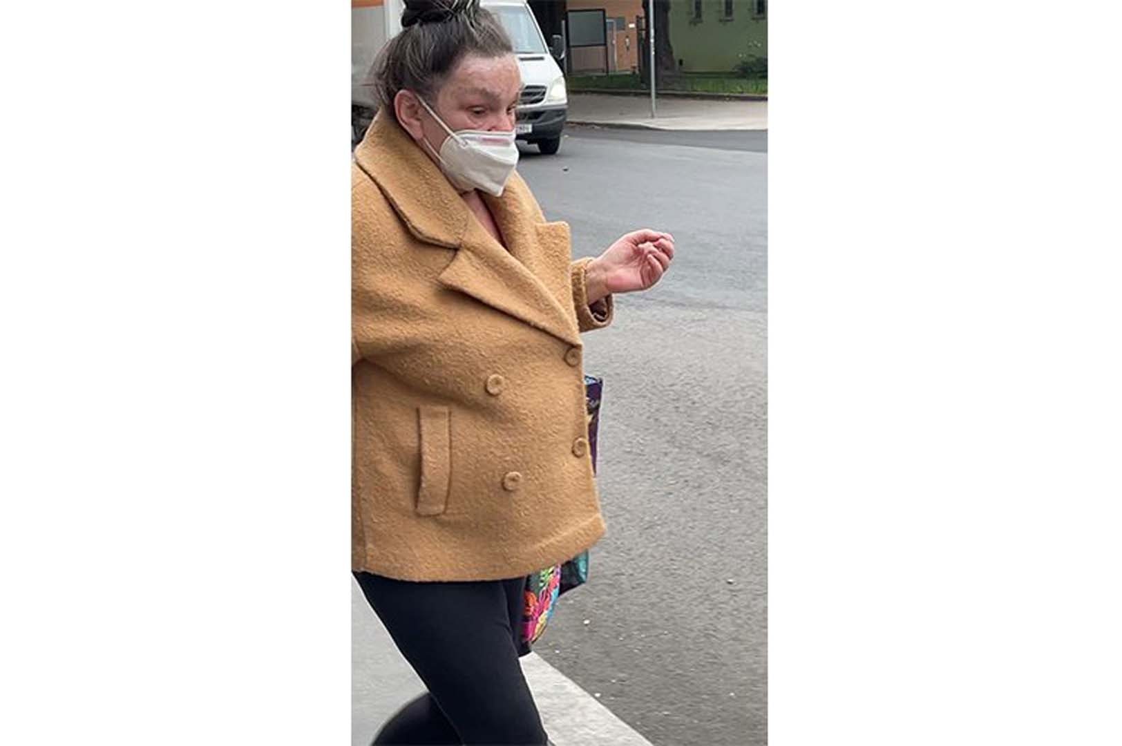 Başörtülü Müslüman kadına ırkçı saldırı! Defol Türkiye’ye git