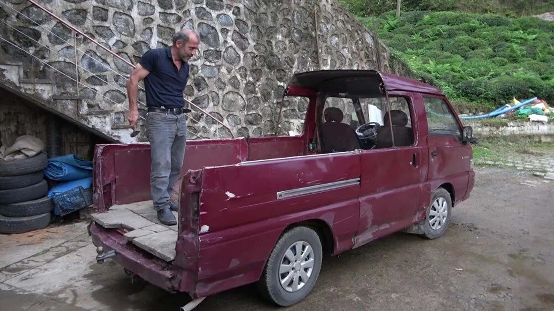 Kafasını vuranca sinirlenen Karadenizli işi pratik çözüme döktü