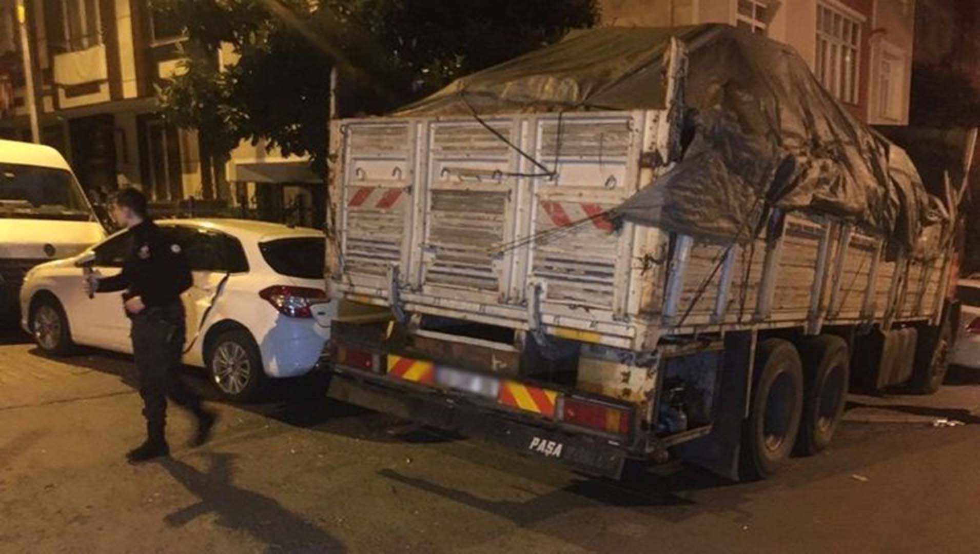 Güngören'de kamyonun freni boşaldı ve 8 araca çarptı! Araç sahipleri şoföre piknik tüpüyle saldırdı