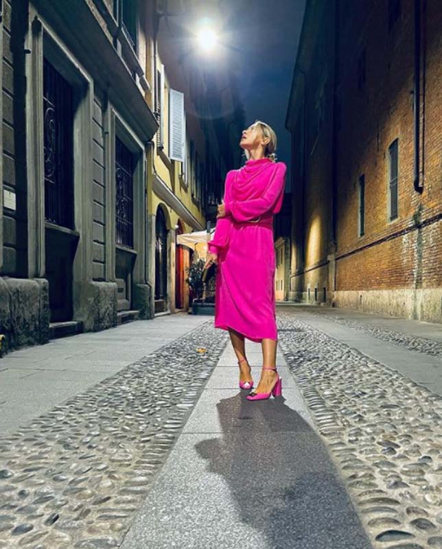 Baştan aşağı pembelere bürünen Hadise İtalya sokaklarını salladı! Paylaşımıyla dikkatleri üzerine çekti!