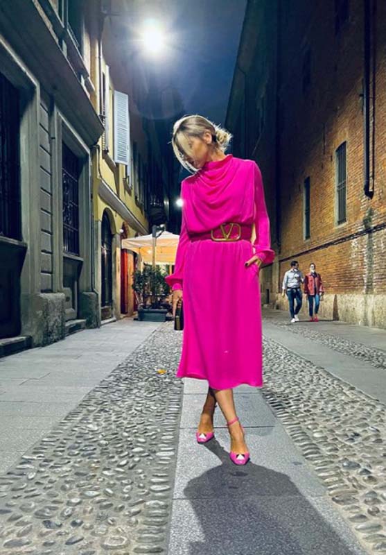 Baştan aşağı pembelere bürünen Hadise İtalya sokaklarını salladı! Paylaşımıyla dikkatleri üzerine çekti!