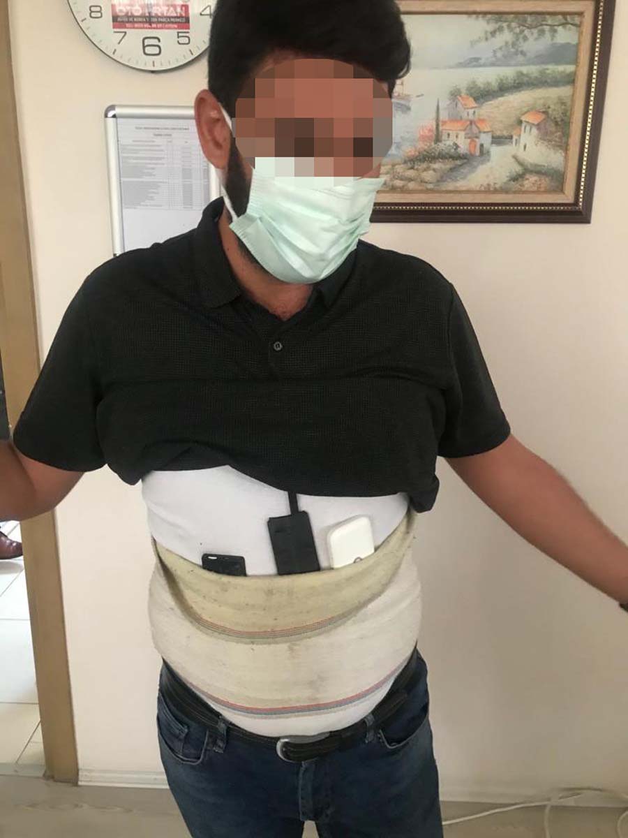 Ehliyet sınavında kopya çekeceklerdi: Şeytanın bile akılına gelmeyecek yöntemleri kullandılar! Polisin dikkati ortaya çıkardı 