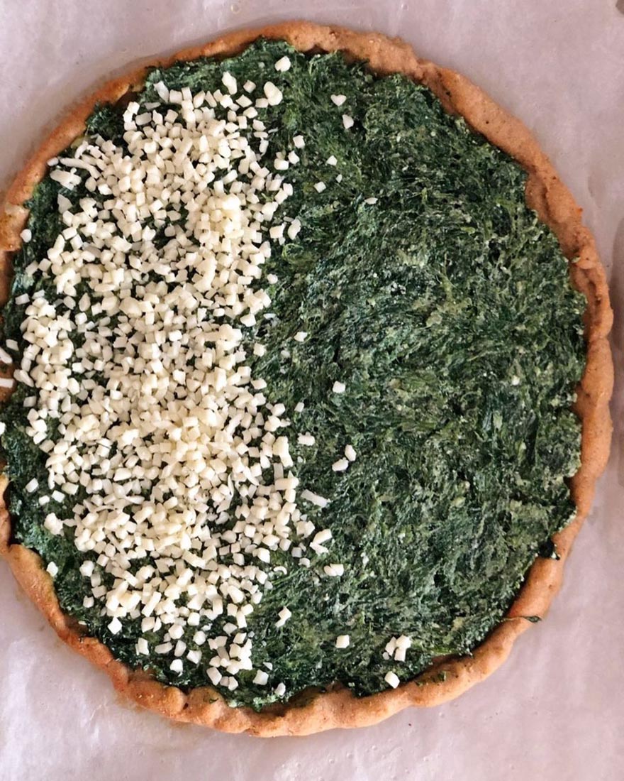 Bu pizza tarifi Ispanak sevmeyenler bile ıspanağa aşık eder! Üstelik hem hem kilo aldırmıyor hem de çok sağlıklı! İşte glütensiz Ispanaklı Pizza Tarifi