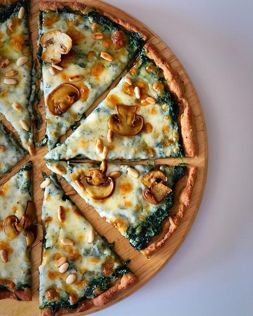 Bu pizza tarifi Ispanak sevmeyenler bile ıspanağa aşık eder! Üstelik hem hem kilo aldırmıyor hem de çok sağlıklı! İşte glütensiz Ispanaklı Pizza Tarifi