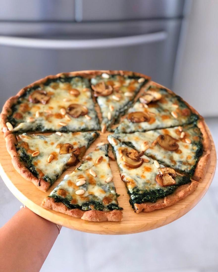 Bu pizza tarifi Ispanak sevmeyenler bile ıspanağa aşık eder! Üstelik hem hem kilo aldırmıyor hem de çok sağlıklı! İşte glütensiz Ispanaklı Pizza Tarifi