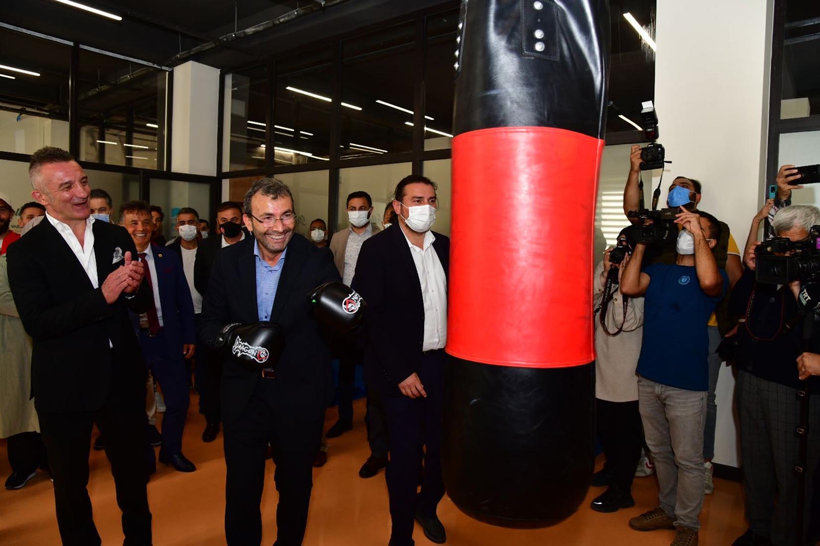 Pendik'te gururlandıran sevinç! Şampiyonun adı spor kompleksine verildi