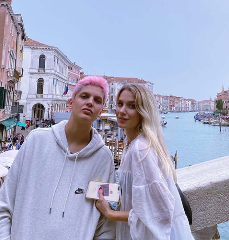 Cinsel yönelimiyle eleştirilere maruz kalan Ebrar Karakurt sevgilisiyle Venedik'ten fotoğraf paylaştı!