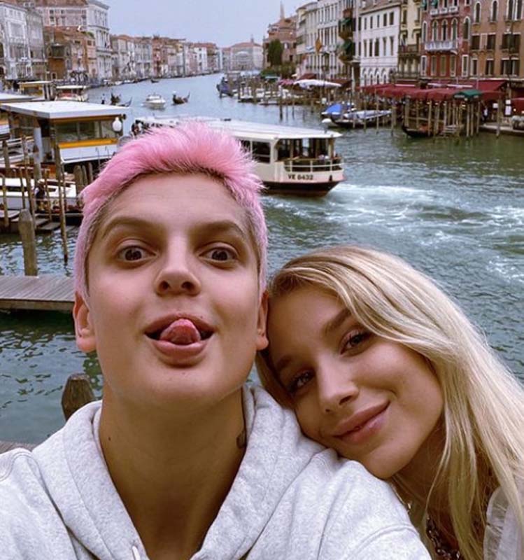 Cinsel yönelimiyle eleştirilere maruz kalan Ebrar Karakurt sevgilisiyle Venedik'ten fotoğraf paylaştı!