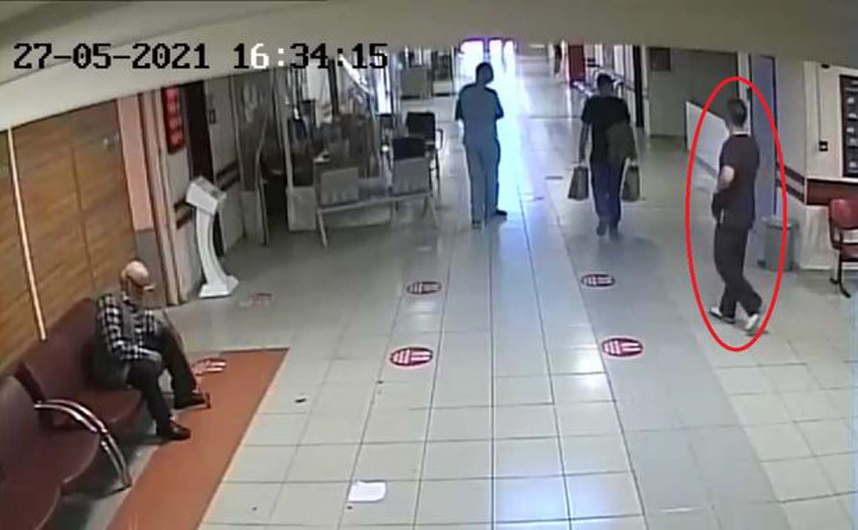 Bıçaklı saldırıda fiziksel ve psikolojik olarak altüst olan Doktor Ertan İskender, saldırının ardından göreve dönemiyor