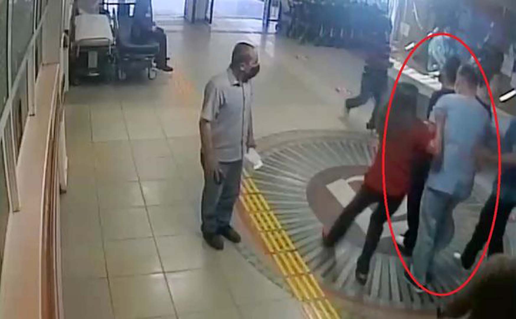 Bıçaklı saldırıda fiziksel ve psikolojik olarak altüst olan Doktor Ertan İskender, saldırının ardından göreve dönemiyor