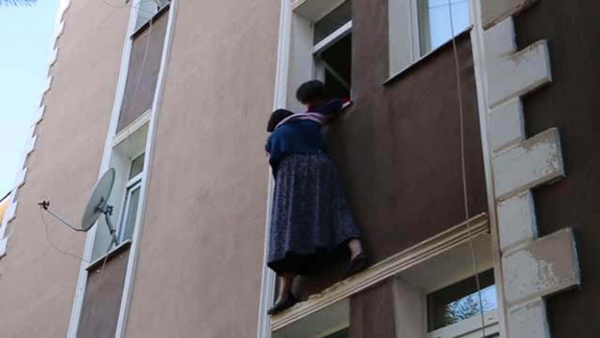 Erzurum Aziziye'de, pencereden atlamak isteyen 69 yaşındaki Yeter Kamber’i oğlu son anda tuttu