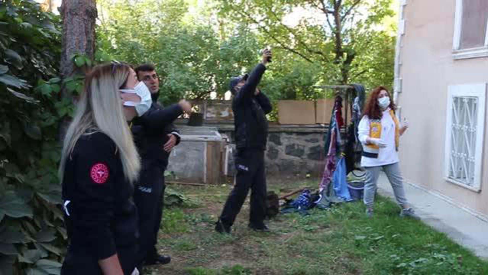 Erzurum Aziziye'de, pencereden atlamak isteyen 69 yaşındaki Yeter Kamber’i oğlu son anda tuttu