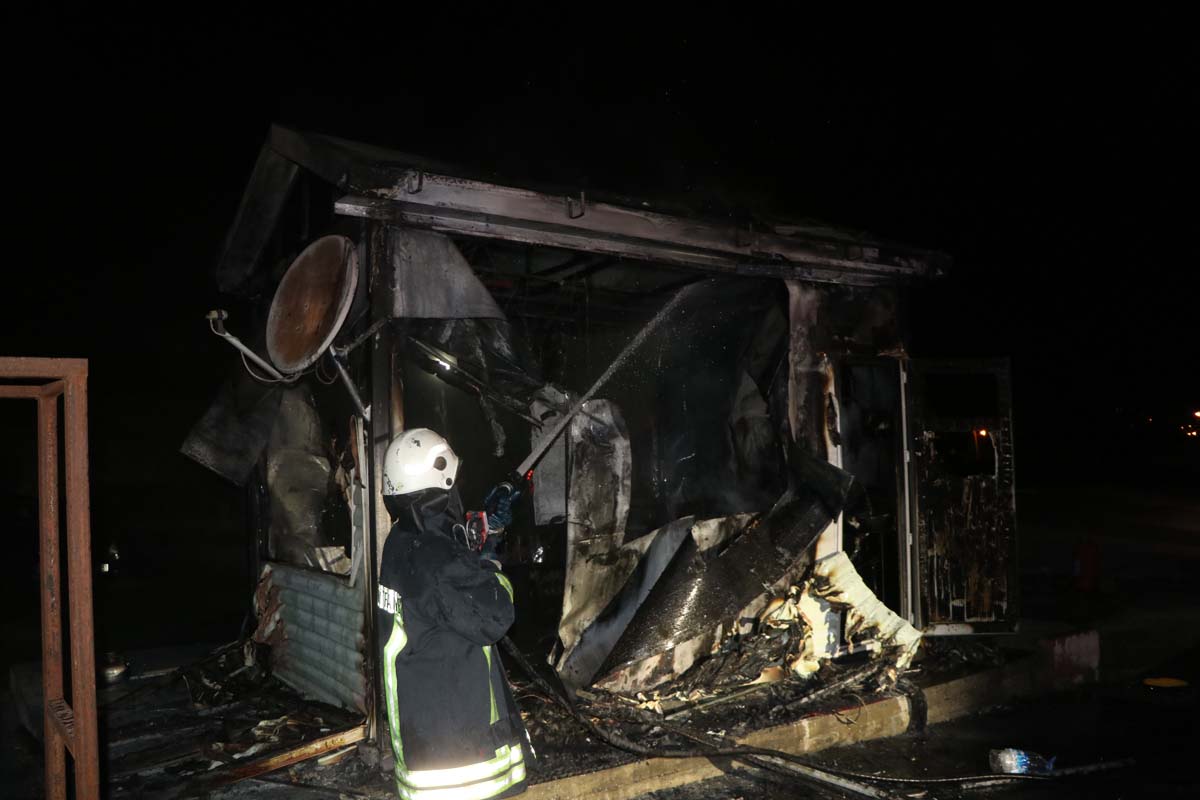 İşten çıkarılan kepçe operatörü sinirlerine hakim olamadı! Ortalığı ateşe verdi!