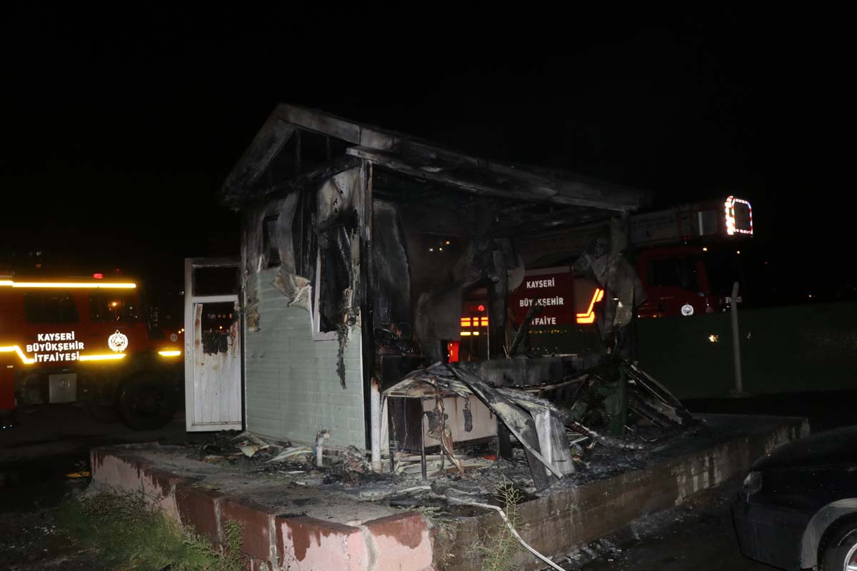 İşten çıkarılan kepçe operatörü sinirlerine hakim olamadı! Ortalığı ateşe verdi!