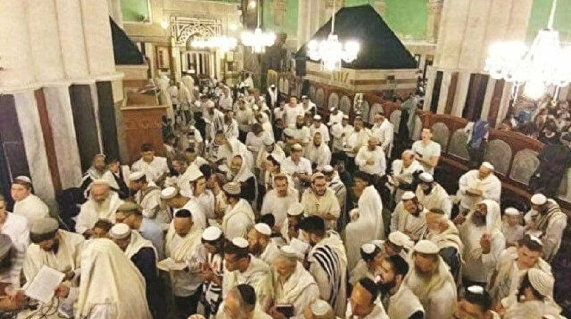 İsrailli Yahudiler, El Halil’de bastıkları Harem-i İbrahim Camii’nde dans ettiler