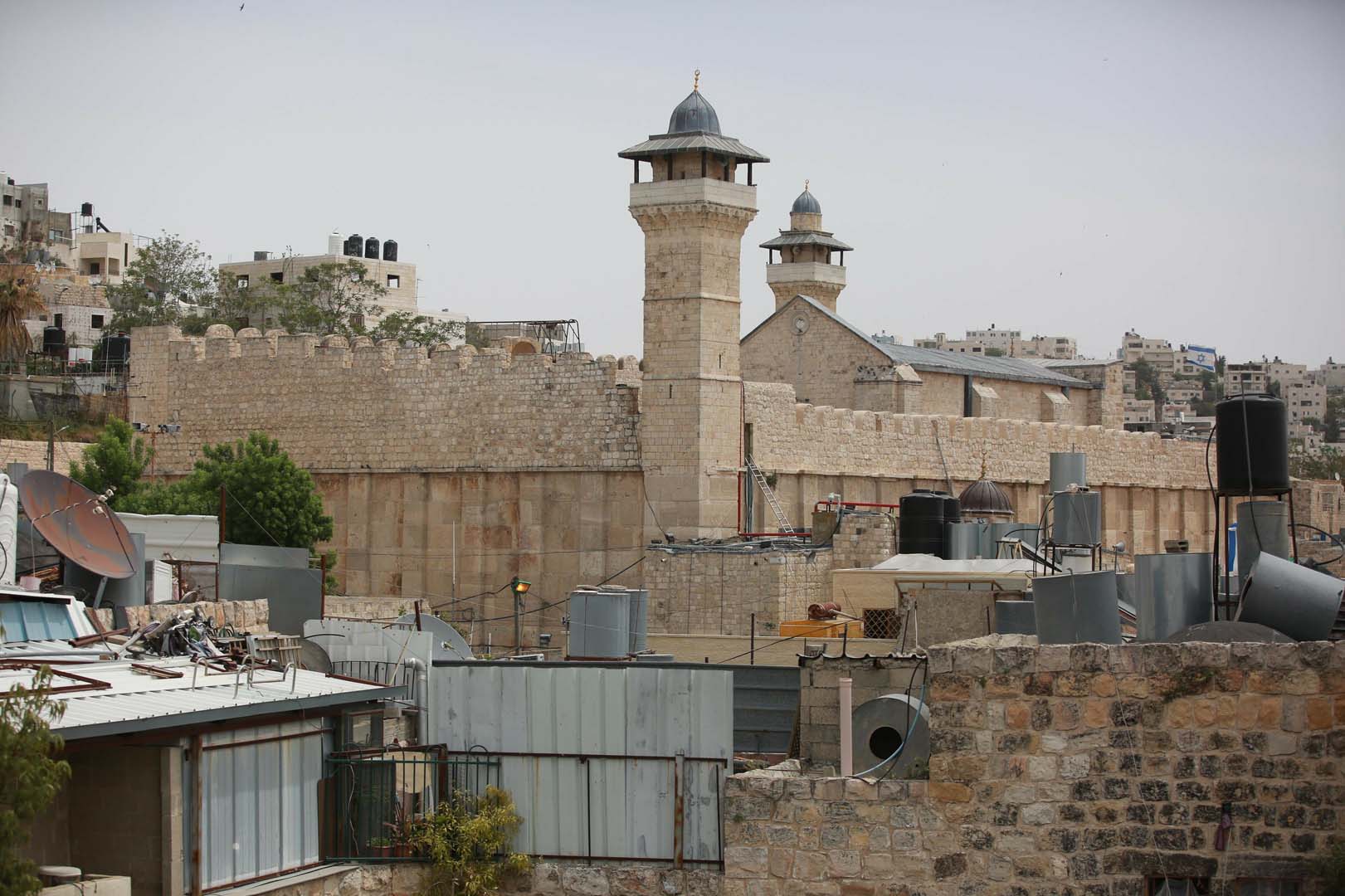 İsrailli Yahudiler, El Halil’de bastıkları Harem-i İbrahim Camii’nde dans ettiler