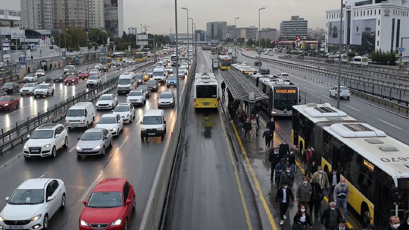 Sabah saatlerinde başlayan yağış vatandaşlara zor anlar yaşattı! İstanbul trafiği durma noktasına geldi!