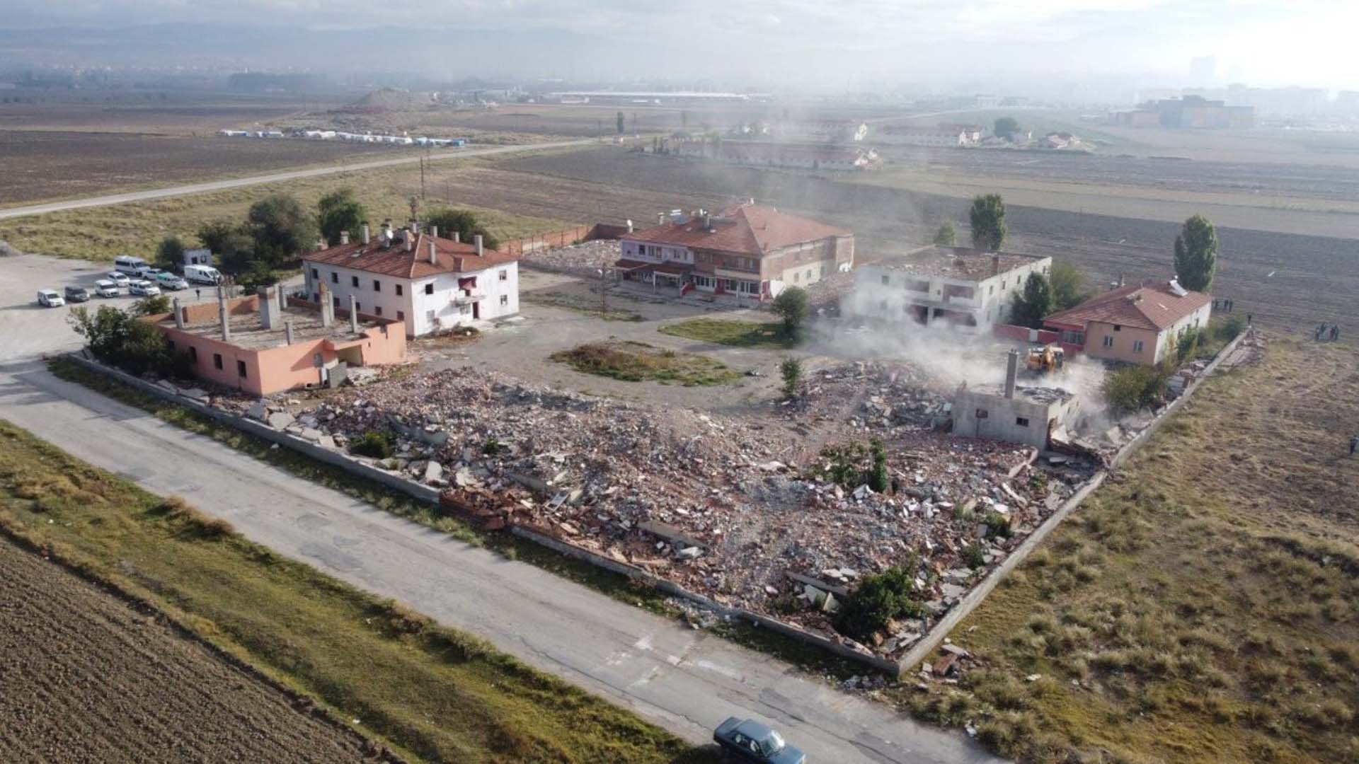 Çorum'da genelevin yıkımında gerginlik! Yıkıma engel olmak istediler, polis araya girdi