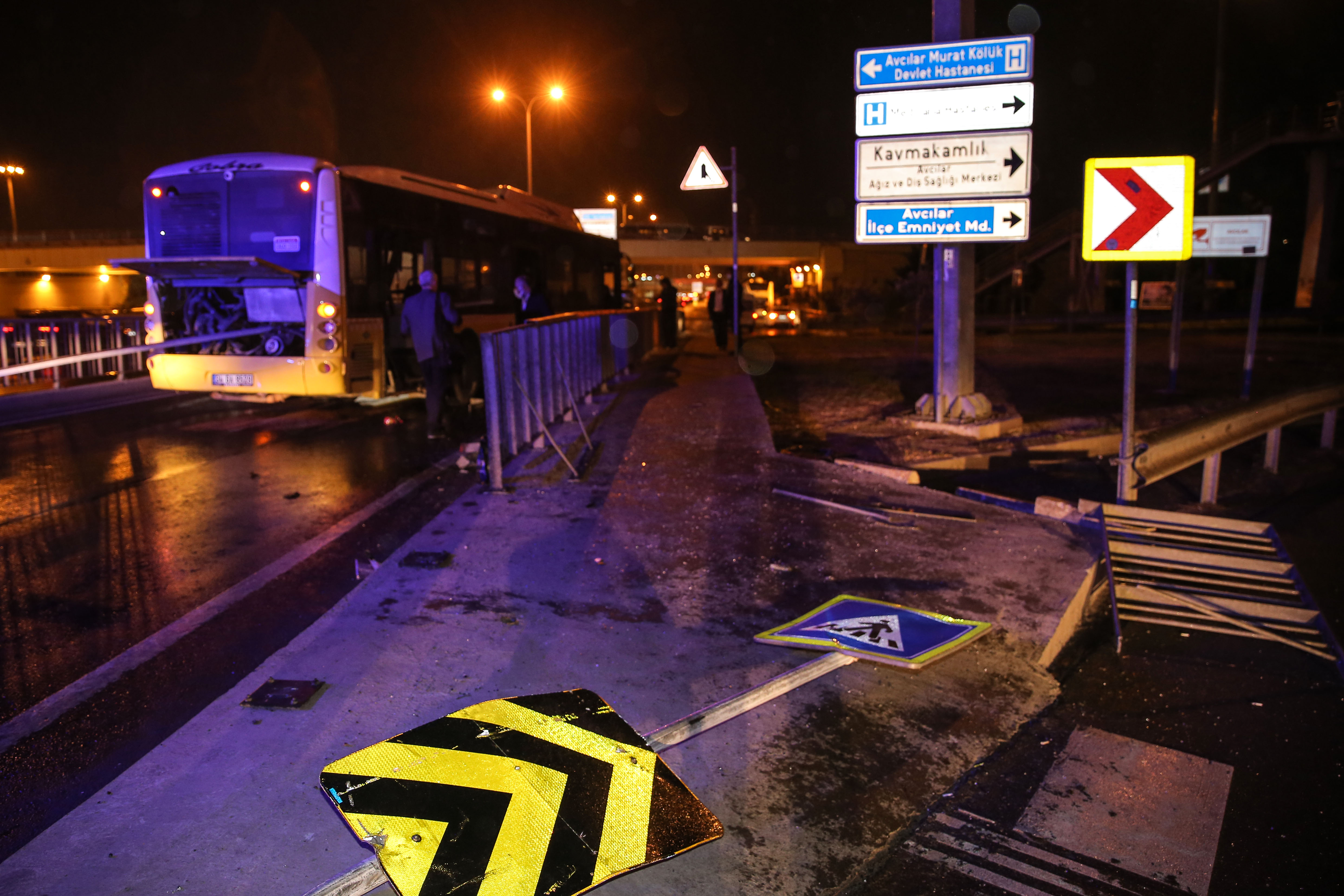 Avcılar'da trafik kazası! İçerisinde 30 yolcunun bulunduğu otobüs kontrolden çıktı!
