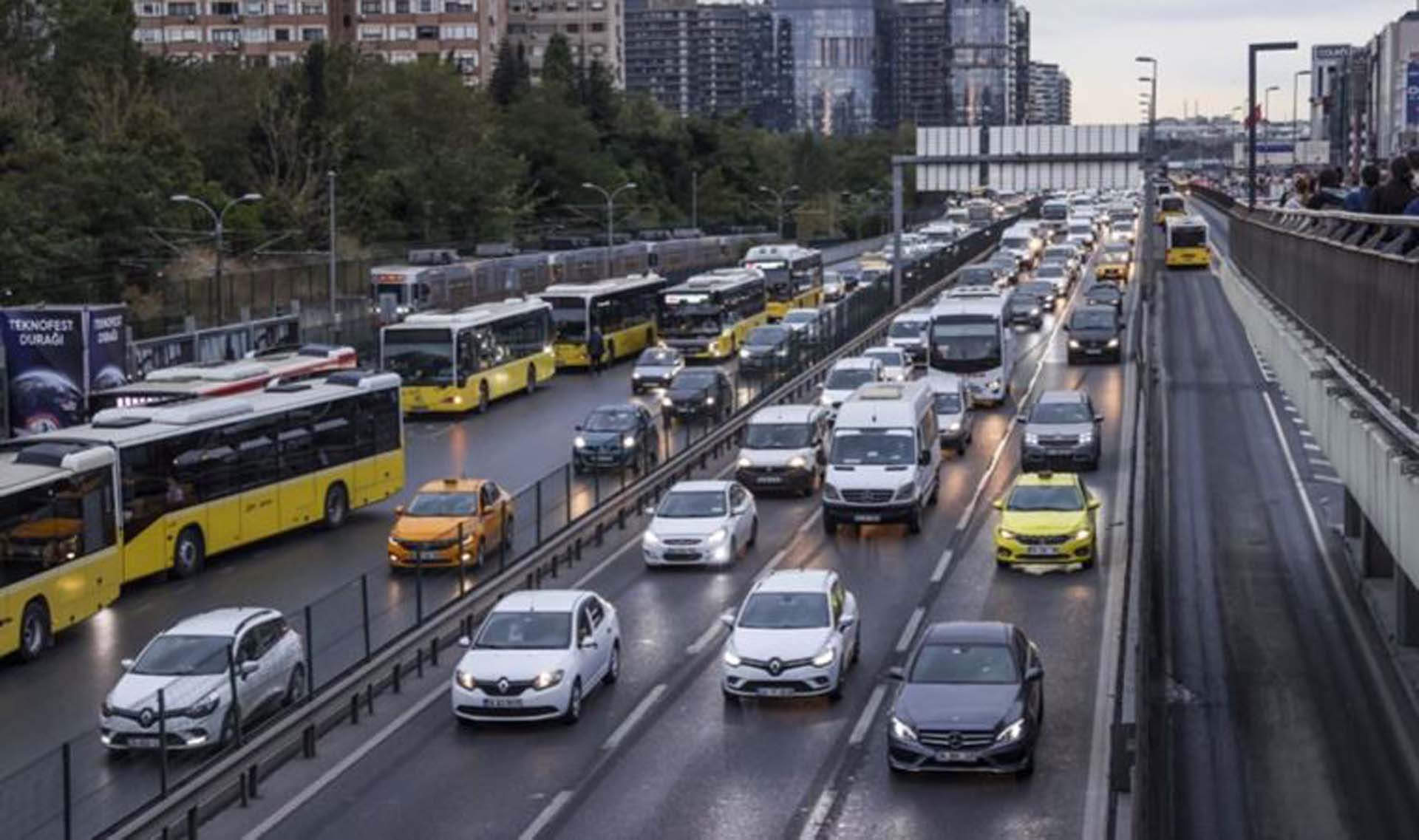 Sabah saatlerinde başlayan yağış vatandaşlara zor anlar yaşattı! İstanbul trafiği durma noktasına geldi!