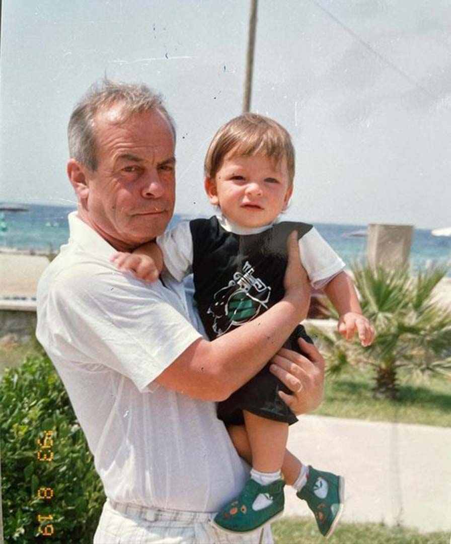 Boran Kuzum, 'Onsuz ilk doğum günüm' diyerek babasını vefatını duygusal bir paylaşım ile andı.