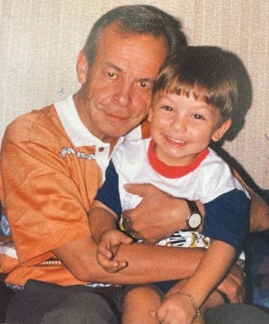 Boran Kuzum, 'Onsuz ilk doğum günüm' diyerek babasını vefatını duygusal bir paylaşım ile andı.