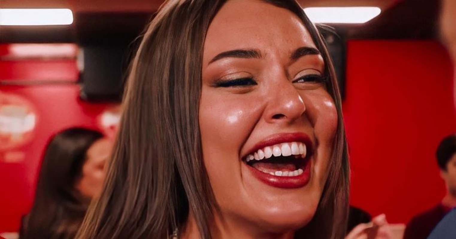 İngilizce konuştuğu anlar alay konusu olan Dilan Çiçek Deniz bu kez derin yırtmaçlı elbisesiyle dikkat çekti!