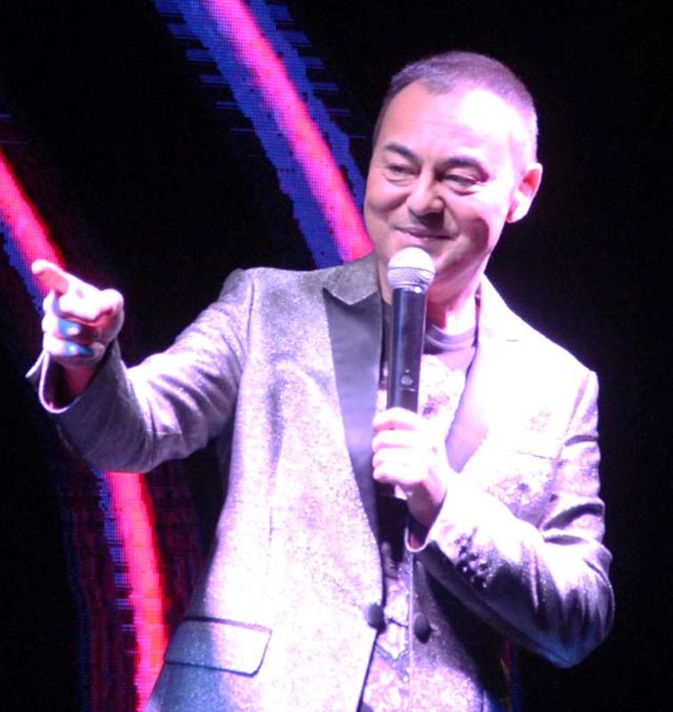 Bodrum'da konser veren Serdar Ortaç Beni o Allah'ın belası yıktı diyerek eski eşi Chloe'ye gönderme yaptı!