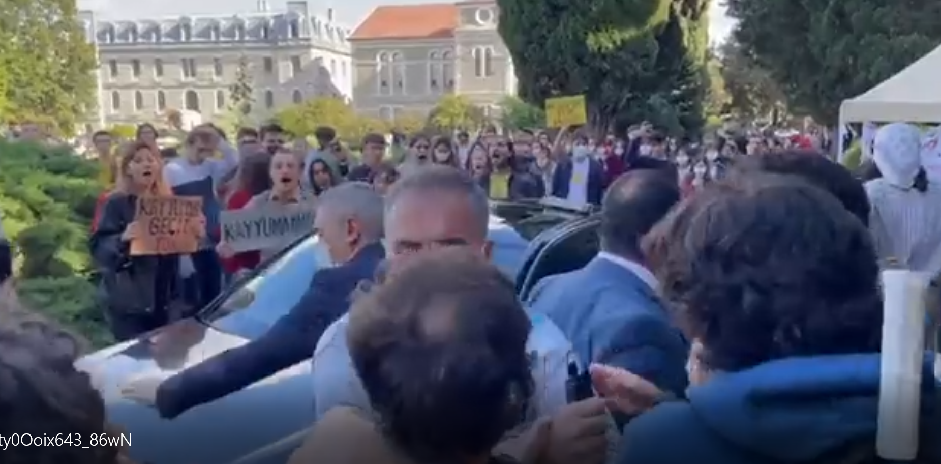 Boğaziçi Üniversitesi'nde protestolar haddini aştı! Prof. Dr. Naci İnci'nin makam arabasının üzerine çıktılar