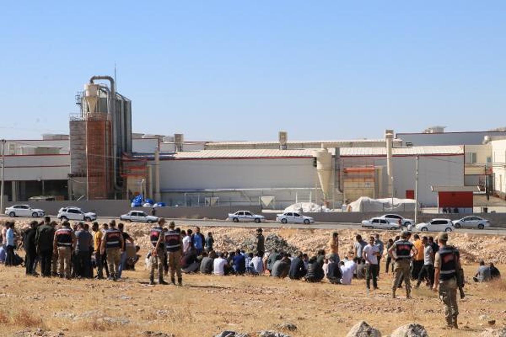 Tekstil fabrikası sendikaya üye oldukları gerekçesiyle 300 işçiyi toplu mesajla işten çıkarttı!