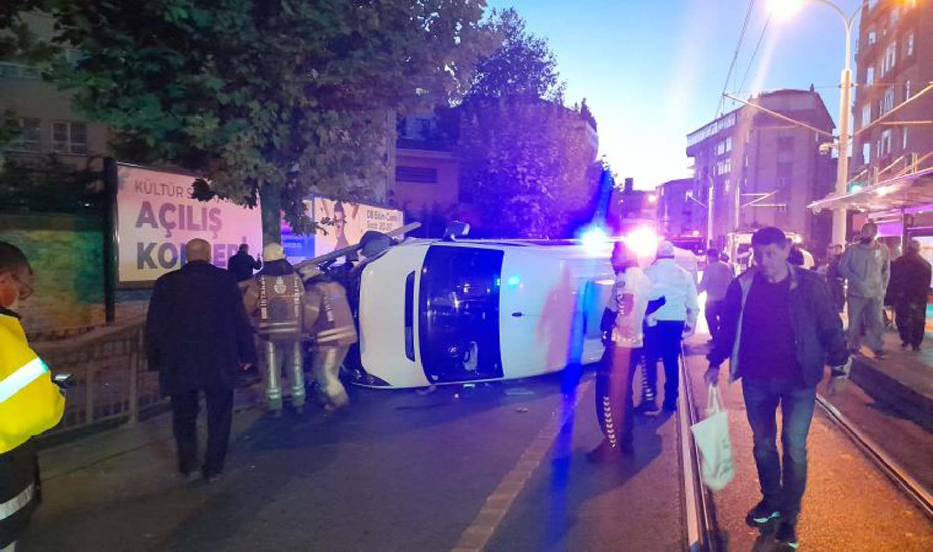 Güngören'de servis minibüsü tramvay yoluna devrildi! Bağcılar-Kabataş Tramvay Hattı seferleri bir süre yapılamadı