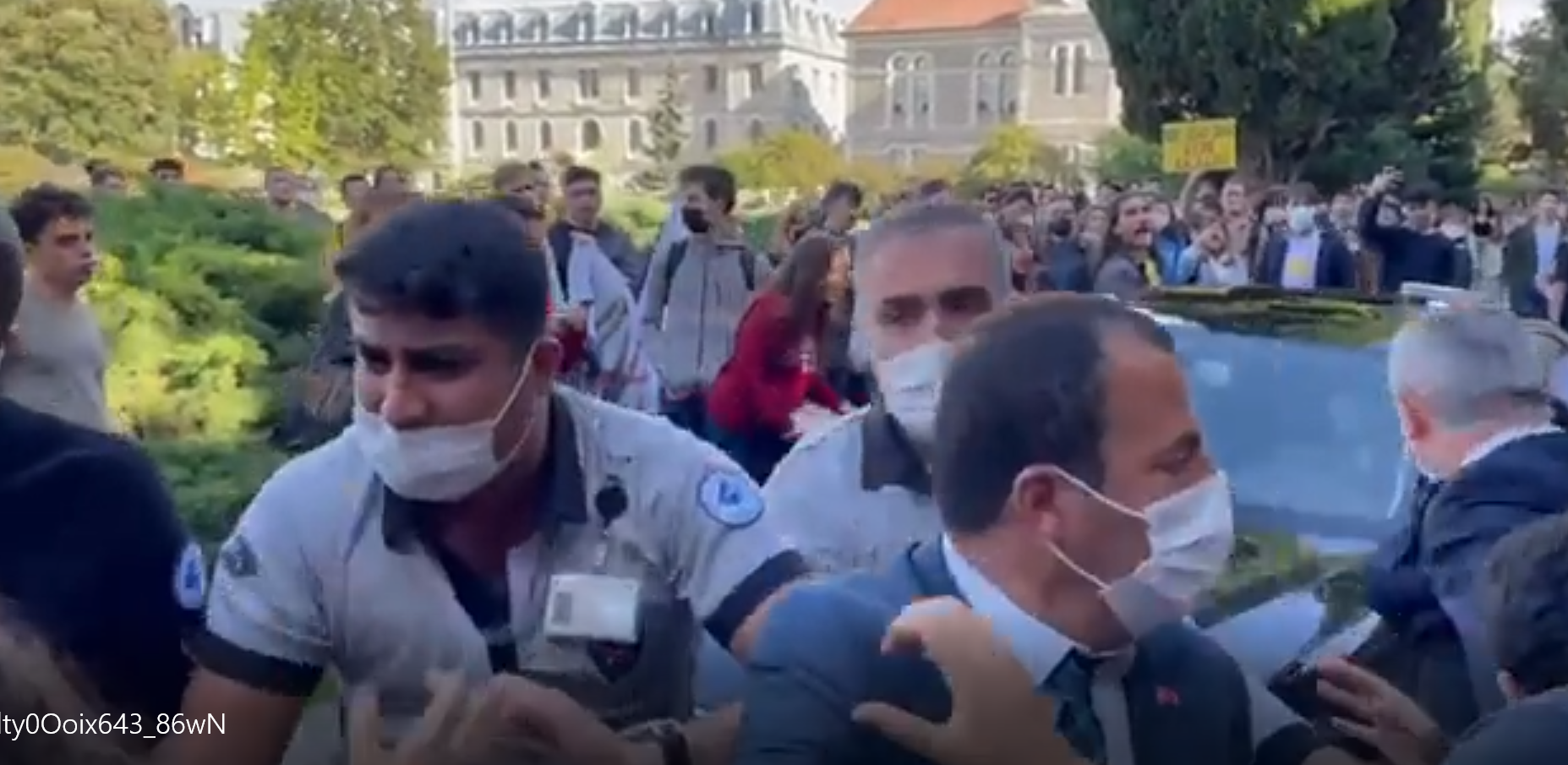 Boğaziçi Üniversitesi'nde protestolar haddini aştı! Prof. Dr. Naci İnci'nin makam arabasının üzerine çıktılar