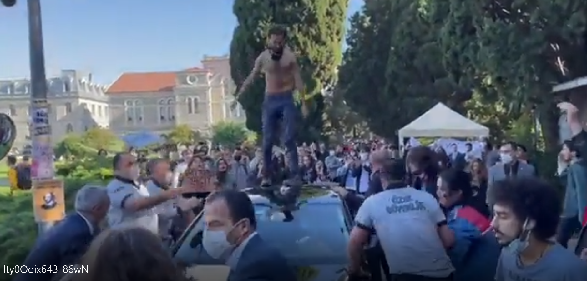 Boğaziçi Üniversitesi'nde protestolar haddini aştı! Prof. Dr. Naci İnci'nin makam arabasının üzerine çıktılar