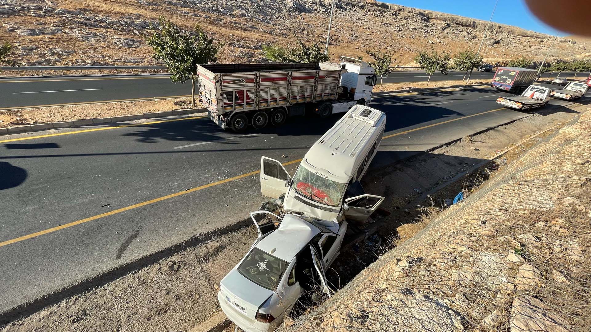 Şanlıurfa ters yönden gelen minibüs, otomobille çarpıştı: Mustafa Aci hayatını kaybetti, 17 kişi yaralandı