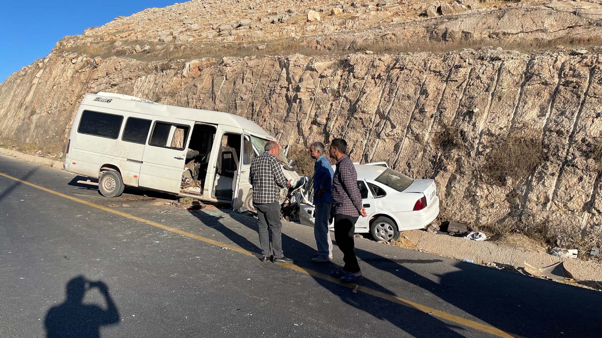 Şanlıurfa ters yönden gelen minibüs, otomobille çarpıştı: Mustafa Aci hayatını kaybetti, 17 kişi yaralandı