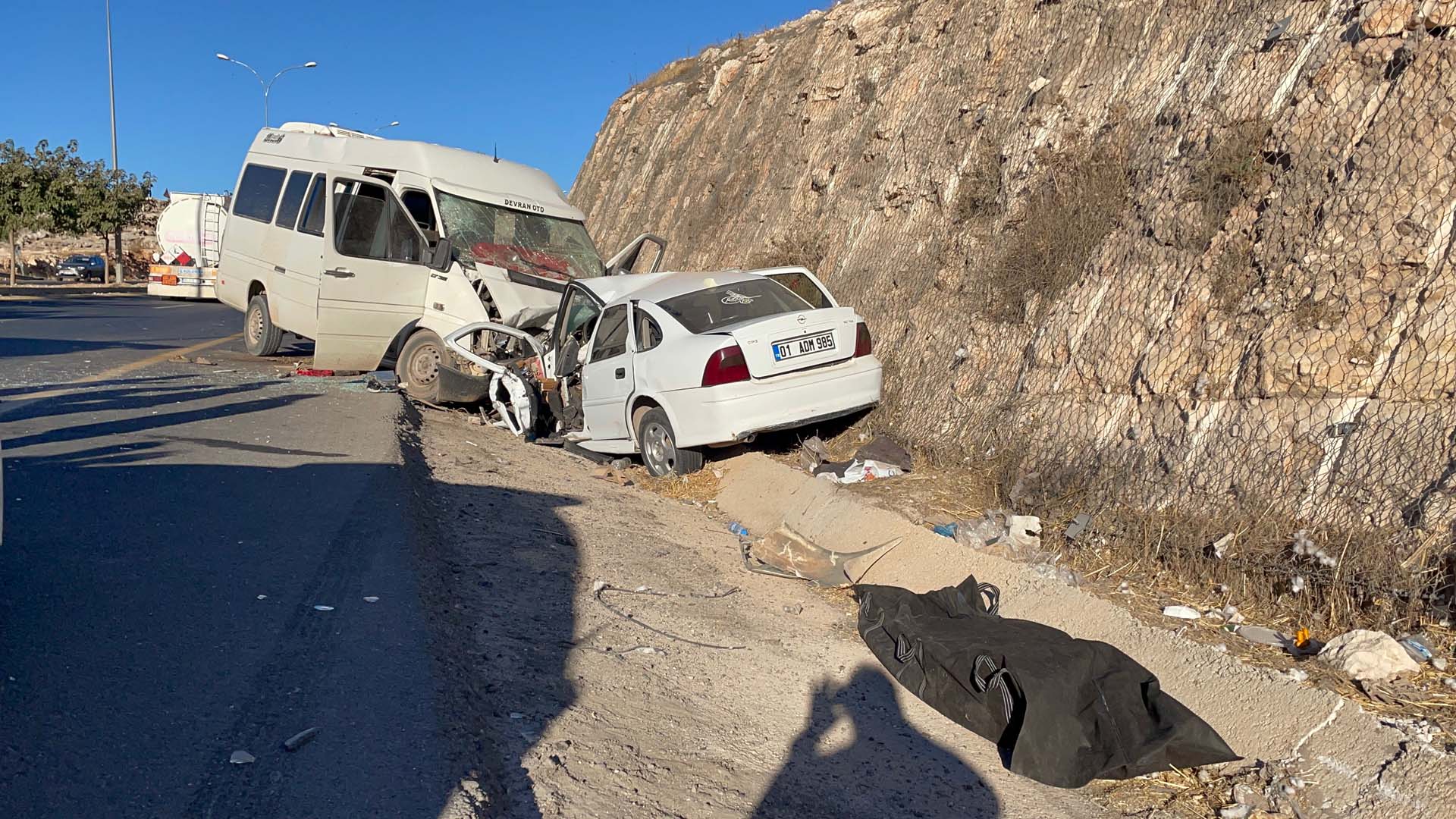 Şanlıurfa ters yönden gelen minibüs, otomobille çarpıştı: Mustafa Aci hayatını kaybetti, 17 kişi yaralandı