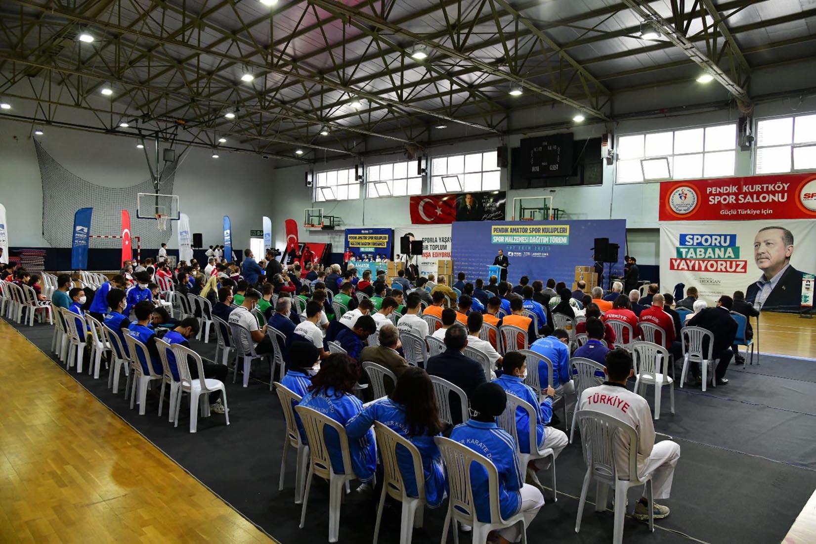 Pendik Belediyesinden Amatör Spor Kulüplerine spor malzemesi desteği