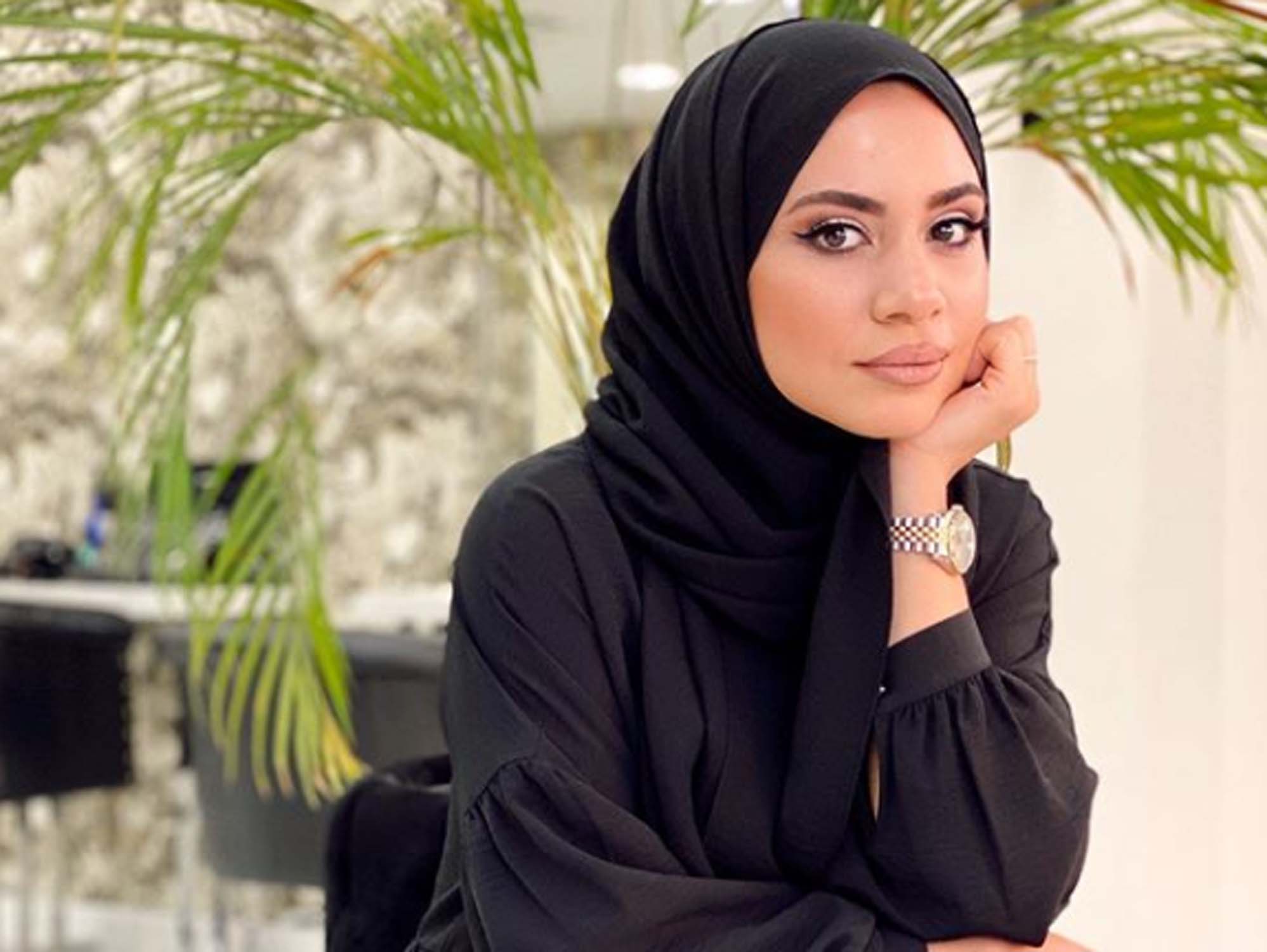 Sena Sever'in ablası fenomen Ebru Sever Türk tesettürden çıktı, takipçilerinden linç yedi!